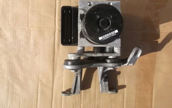 Mercedes-Benz C W204 ABS Pump A172901410