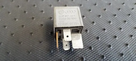 Volkswagen PASSAT B5 Other relay 8D0951253 V23134-J52-X300