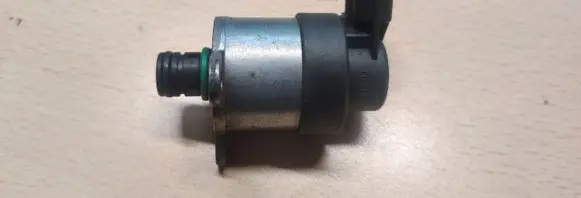 BMW 5 E60 E61 Fuel pressure regulator 0928400607