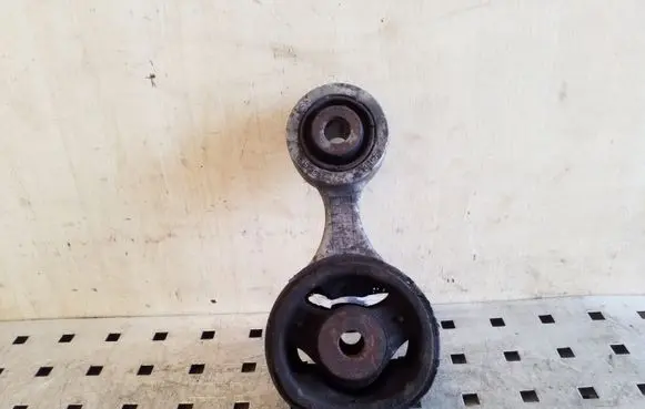 Honda CR-V Engine mount bracket