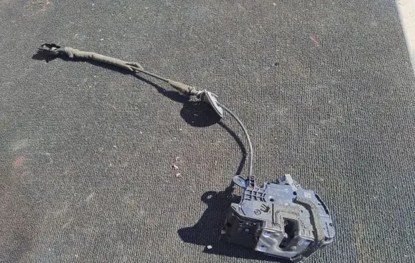 Renault Captur Rear door lock 805023047R