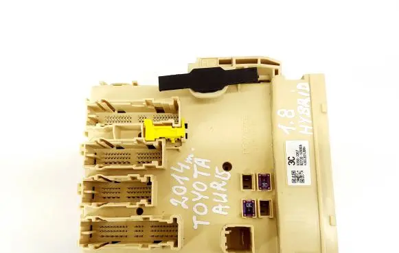 Toyota Auris E180 Fuse module 8922102350 63583367
