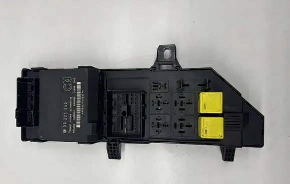 Opel Vectra C Fuse module 24443147 518777016 09226555