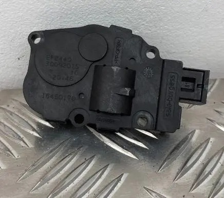 Volkswagen Touareg II Air flap motor/actuator 16450178 30092015
