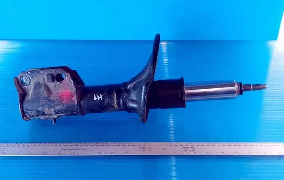 Subaru Impreza II Front shock absorber/damper MN101565