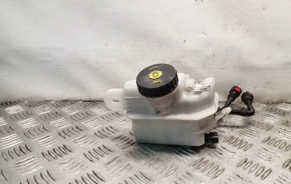 Opel Mokka Brake fluid reservoir 