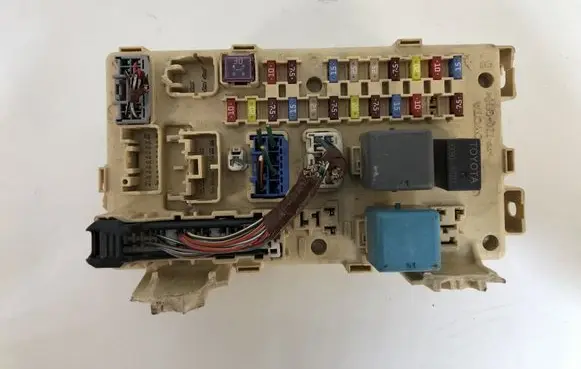 Toyota Avensis T250 Fuse module 82641CA020F 03062405575601 5250310477