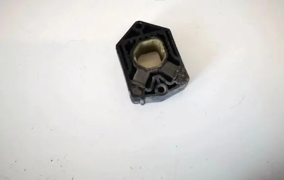 Radiator mount bracket