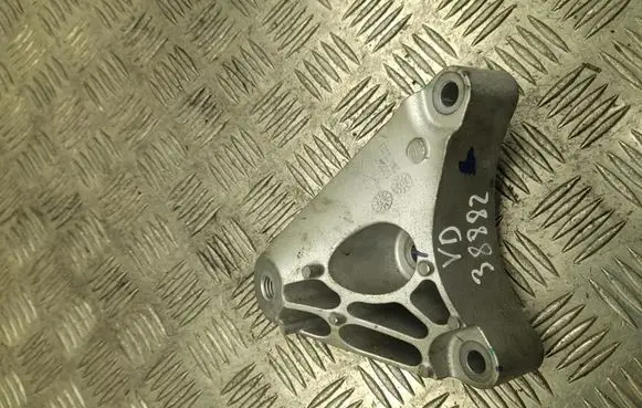 Engine mounting bracket