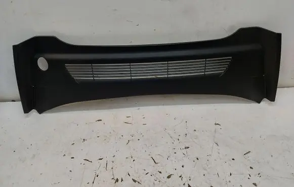 Tesla Model Y Wiper trim 1619812-00-A-JLK01