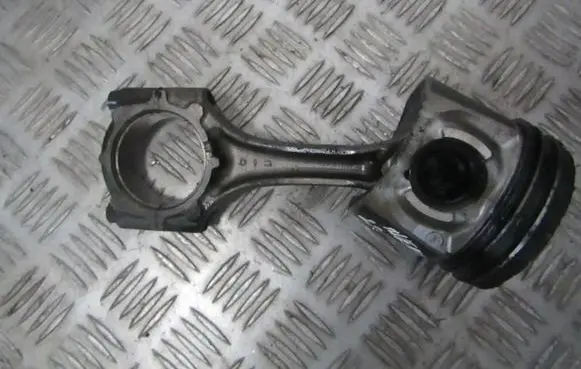 Toyota Avensis T250 Piston with connecting rod