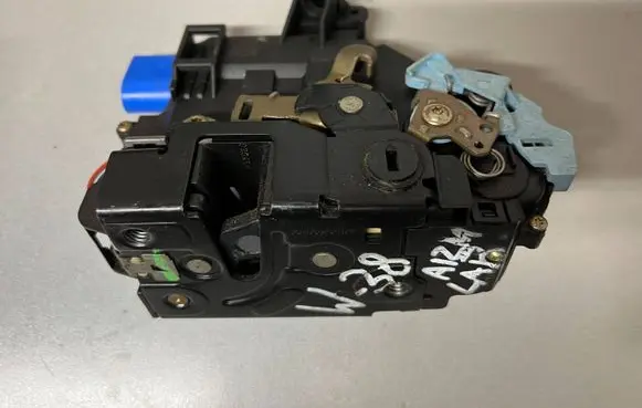 Volkswagen Golf V Rear door lock 7L0839016 PA6630A