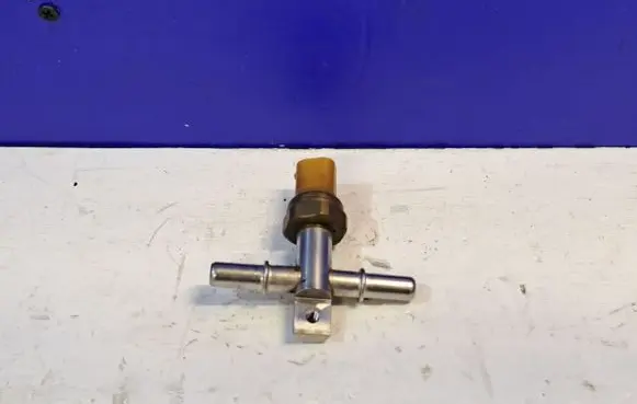 Jaguar XE Fuel pressure sensor GJ329F972AA
