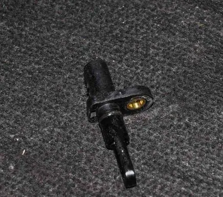 Audi A4 S4 B6 8E 8H Oil temperature sensor 06B905379A