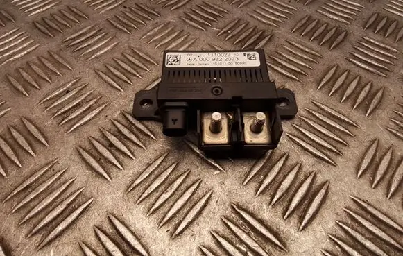 Mercedes-Benz E A207 Charging relay A0009822023