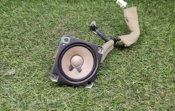 Nissan Pathfinder R52 Panel speaker 281525Z000