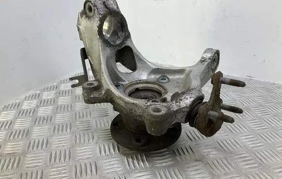 Volkswagen PASSAT B8 Front wheel hub 5Q0407258A 5Q0611842B