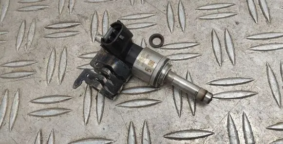 Toyota Auris E180 Fuel injector 2325047100