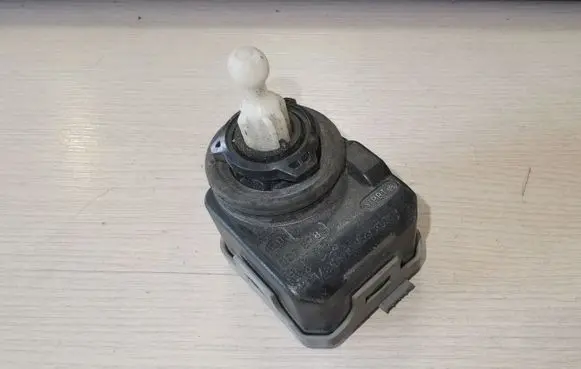 Headlight level adjustment motor