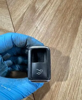 Mercedes-Benz E W212 Tailgate opening switch a2079050051 40094001