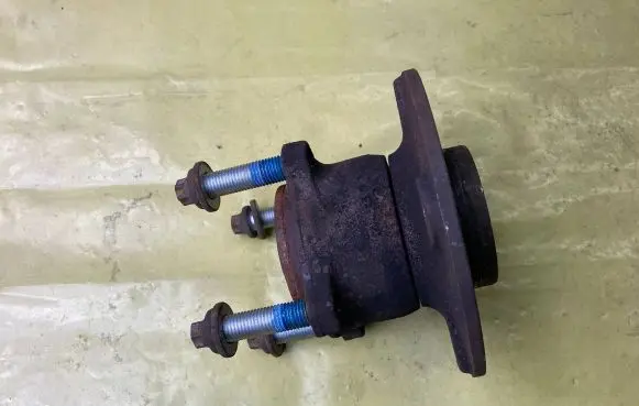 Mercedes-Benz B W245 Rear wheel hub A1699810027