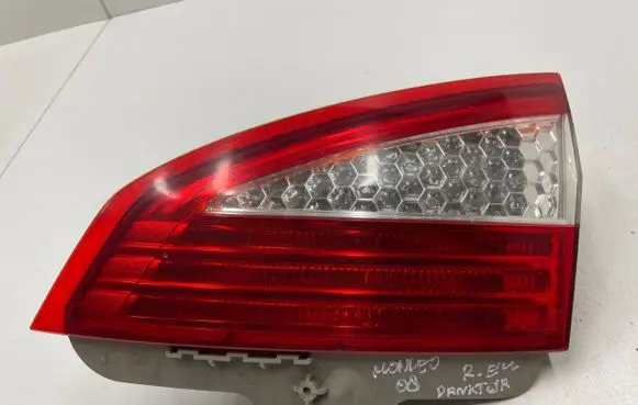 Tailgate rear/tail lights