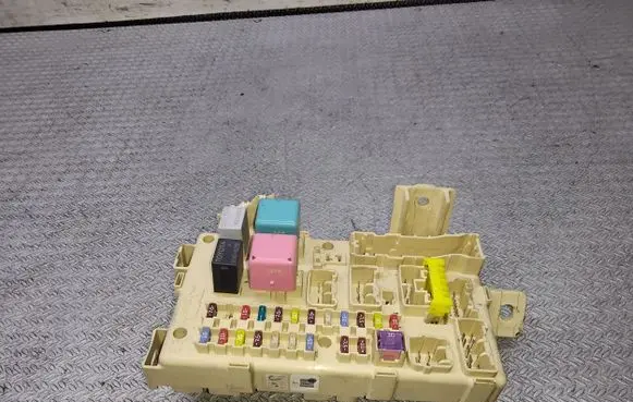 Toyota Avensis T250 Fuse module 8264105020A
