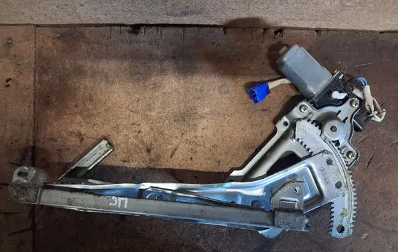 Subaru Forester SF Rear window lifting mechanism without motor 
