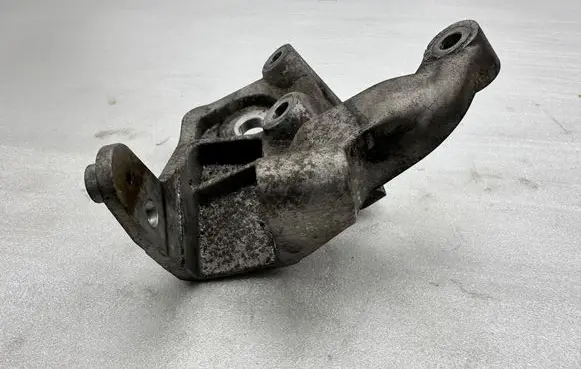 Volvo XC90 Engine mounting bracket 31430490
