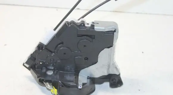 Toyota Prius (XW50) Front door lock
