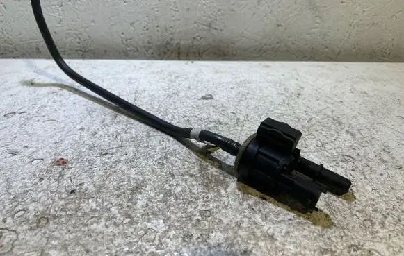 Dodge Challenger Valve 04627694AA
