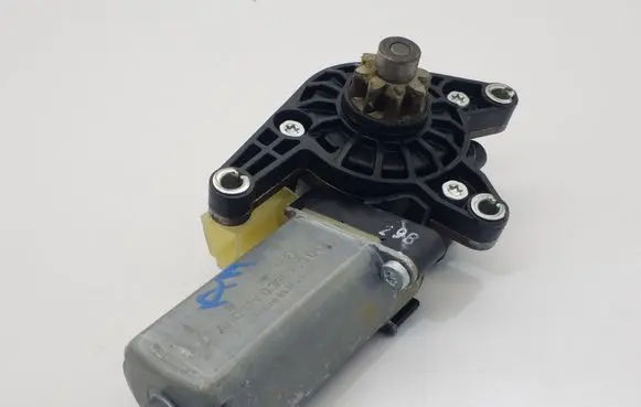 Ford Fusion II Seat adjustment motor 0390203047 939731