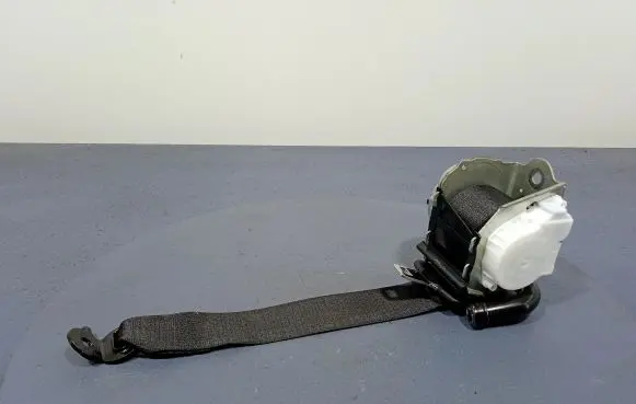 BMW X3 E83 Front seatbelt 7469997