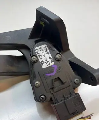 Opel Combo C Accelerator throttle pedal 9129423