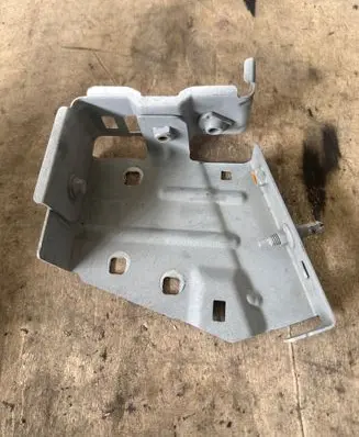 Renault Master III Fender mounting bracket 631438806R