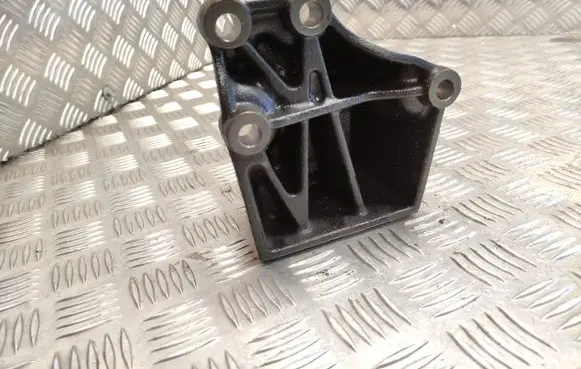 KIA Rio Engine mounting bracket