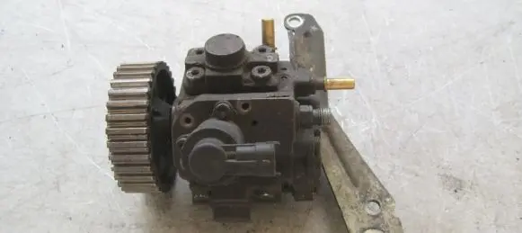 Peugeot 207 CC Fuel injection high pressure pump 9656300380