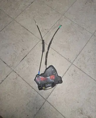 Toyota Corolla Verso AR10 Front door lock 