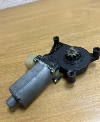 Mercedes-Benz E W210 Front door electric window regulator 0130821708 D8218