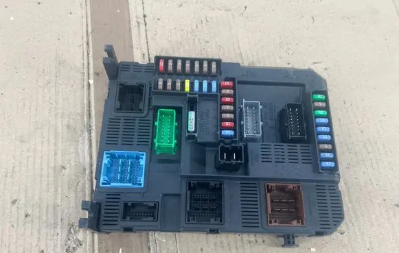 Peugeot 2008 I Fuse module 9807532080 E1111753 20150113
