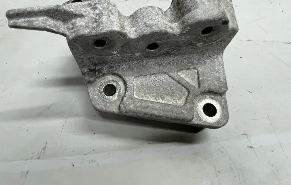 Opel Insignia A Engine mounting bracket 23250665