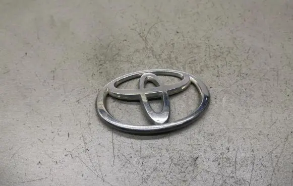 Toyota Corolla E120 E130 Manufacturers badge/model letters 3280T010