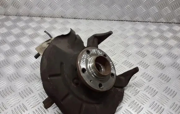 Volkswagen Polo IV 9N3 Front wheel hub spindle knuckle