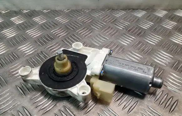 Chrysler Grand Voyager V Front door window regulator motor 3015587D