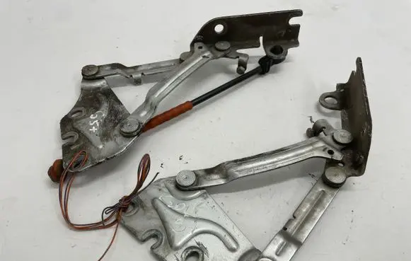 Volkswagen Golf Plus Engine bonnet/hood hinges 5M0823301