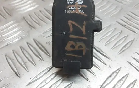 Volkswagen Golf IV Headlight level adjustment motor 1J0941295B