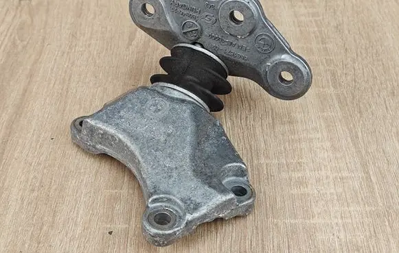 BMW 4 G22 G23 G24 G26 Gearbox mounting bracket 6861570 6861571