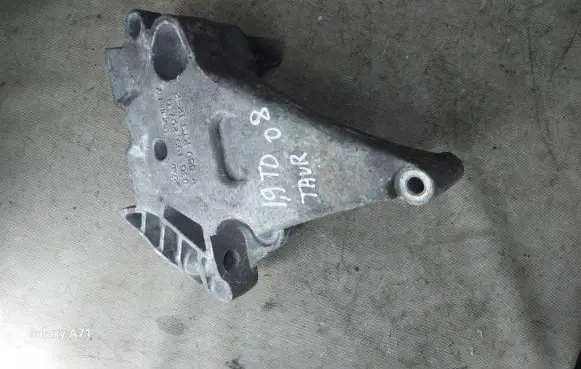 Volkswagen Touran I Engine mounting bracket 03G199207G V550KT8122