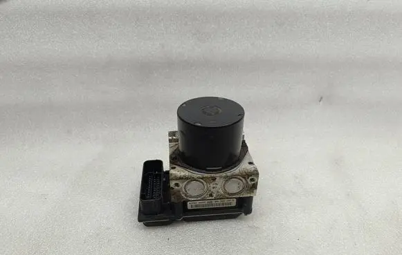 Skoda Fabia Mk2 (5J) ABS Pump 6R0614117F 5618L3141208 9011920746