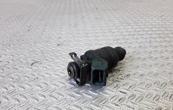 Skoda Octavia Mk1 (1U) Fuel injector 037906031AA